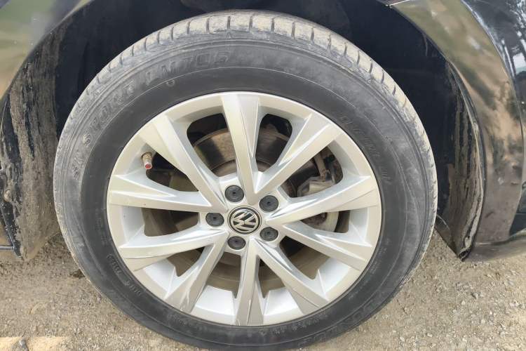 Used Volkswagen Lavida 2015 1.6L Automatic Comfort Edition Right Front Wheel Hub