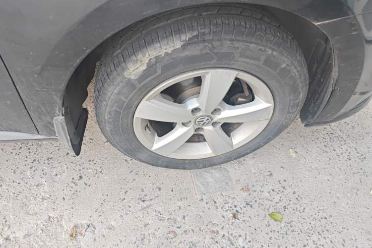 Used Volkswagen Lavida 2015 1.6L Automatic Fashion Edition Right Front Wheel Hub