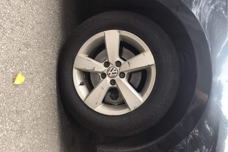 Used Volkswagen Lavida 2015 1.6L Automatic Fashion Edition Right Front Wheel Hub