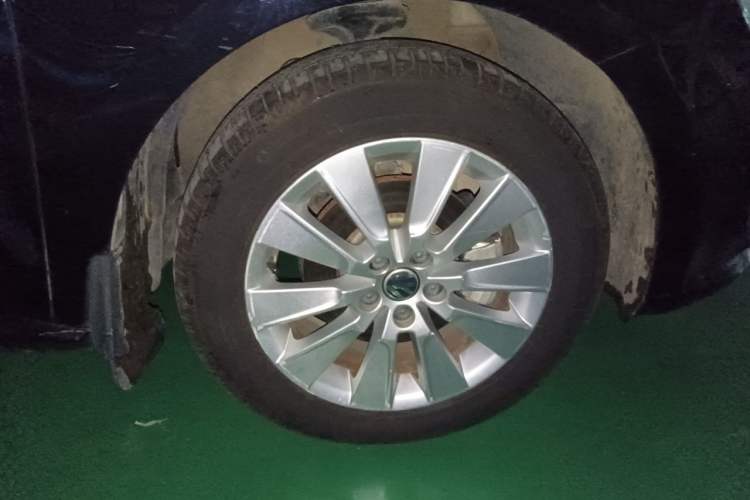 Used Volkswagen Lavida 2015 1.6L Automatic Comfort Edition Right Front Wheel Hub