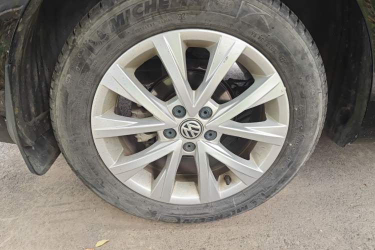 Used Volkswagen Lavida 2015 1.6L Automatic Comfort Edition Right Front Wheel Hub