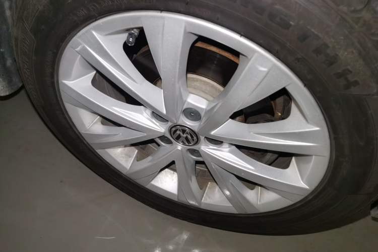 Used Volkswagen Lavida 2015 1.6L Manual Comfort Edition Right Front Wheel Hub