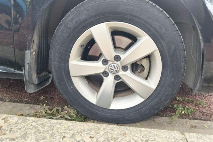 Used Volkswagen Lavida 2015 1.6L Manual Fashion Edition Right Front Wheel Hub