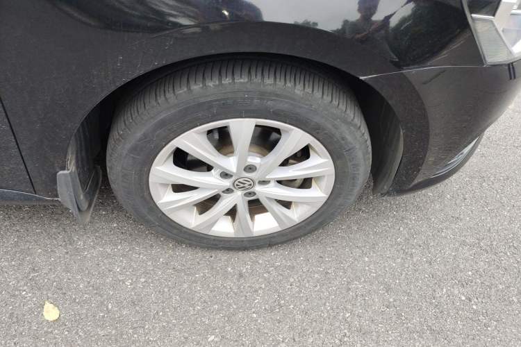 Used Volkswagen Lavida 2015 1.6L Automatic Comfort Edition Right Front Wheel Hub