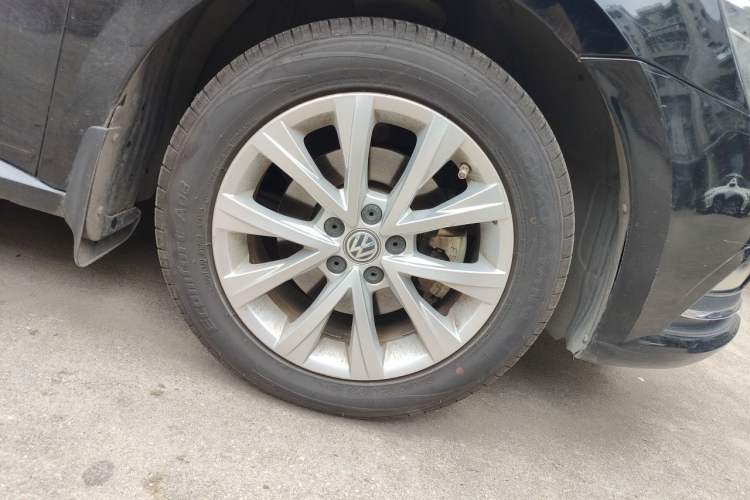 Used Volkswagen Lavida 2015 1.6L Automatic Comfort Edition Right Front Wheel Hub
