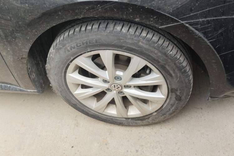 Used Volkswagen Lavida 2015 1.6L Automatic Comfort Edition Right Front Wheel Hub