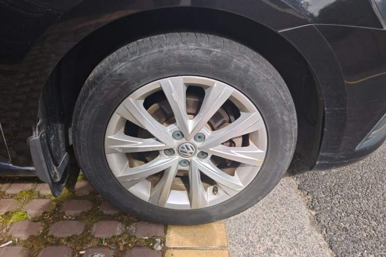 Used Volkswagen Lavida 2015 1.6L Manual Comfort Edition Right Front Wheel Hub