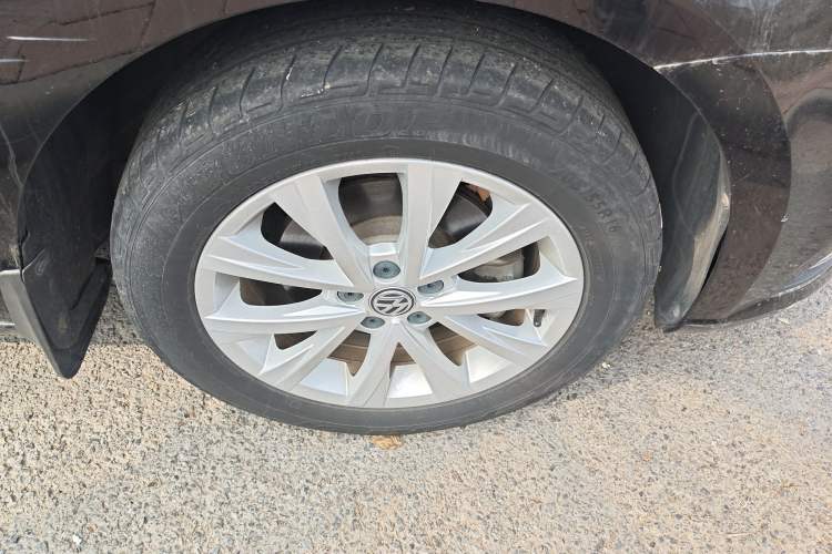 Used Volkswagen Lavida 2015 1.6L Automatic Comfort Edition Right Front Wheel Hub