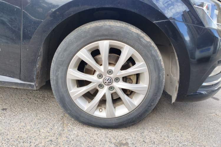 Used Volkswagen Lavida 2015 1.6L Automatic Comfort Edition Right Front Wheel Hub