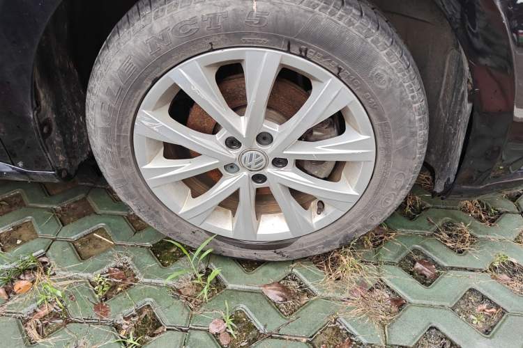 Used Volkswagen Lavida 2015 1.6L Automatic Comfort Edition Right Front Wheel Hub