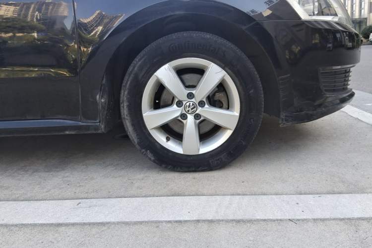 Used Volkswagen Lavida 2015 1.6L Automatic Fashion Edition Right Front Wheel Hub