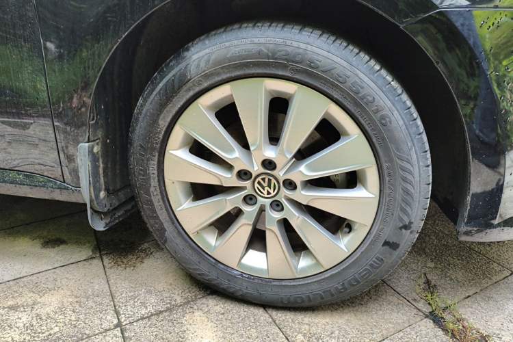 Used Volkswagen Lavida 2015 1.6L Automatic Comfort Edition Right Front Wheel Hub