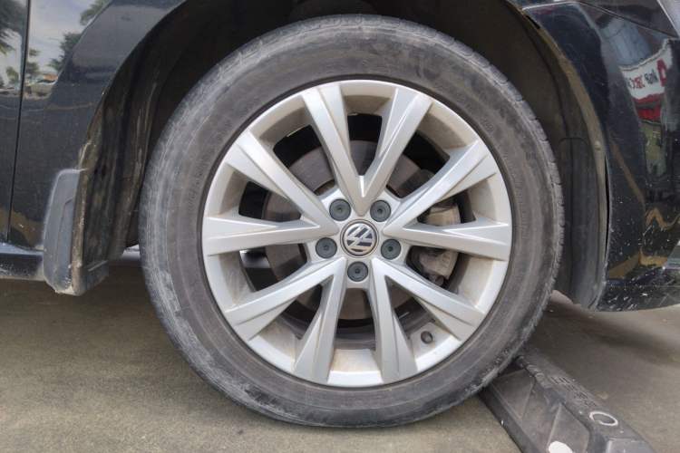 Used Volkswagen Lavida 2015 1.6L Manual Comfort Edition Right Front Wheel Hub