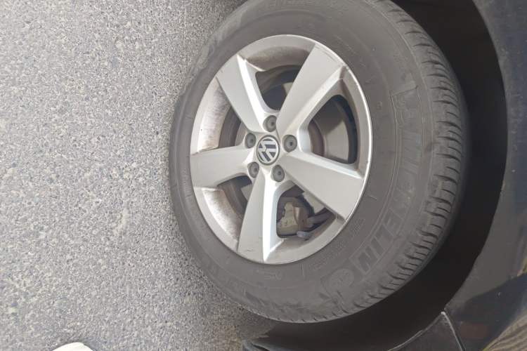 Used Volkswagen Lavida 2015 1.6L Automatic Fashion Edition Right Front Wheel Hub