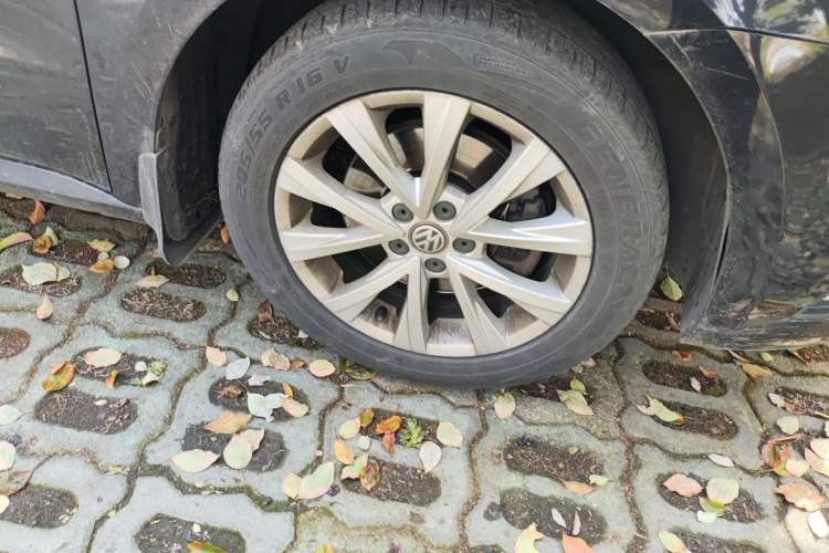 Used Volkswagen Lavida 2015 230TSI DSG Comfort Edition Right Front Wheel Hub