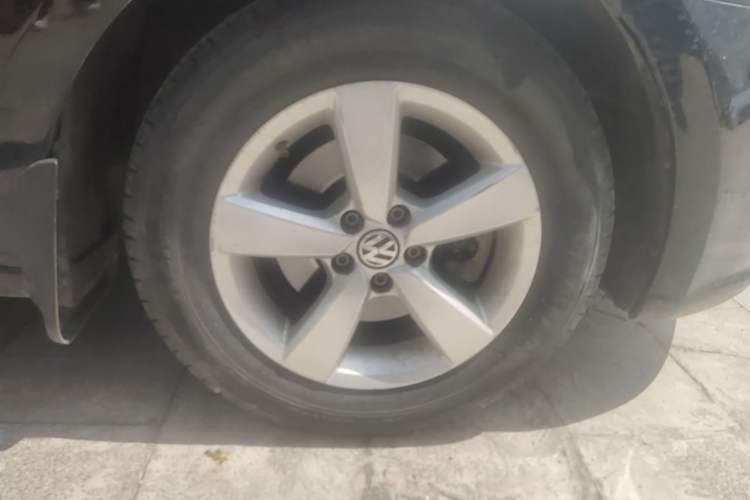 Used Volkswagen Lavida 2015 1.6L Automatic Fashion Edition Right Front Wheel Hub