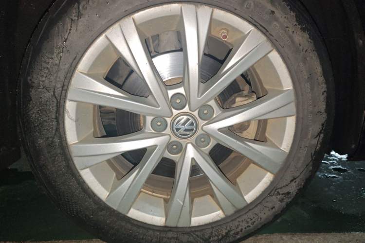 Used Volkswagen Lavida 2015 1.6L Automatic Comfort Edition Right Front Wheel Hub