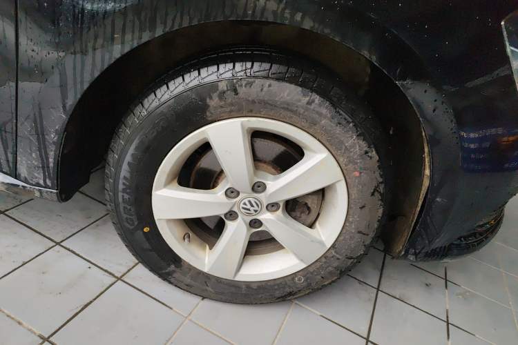 Used Volkswagen Lavida 2015 1.6L Manual Fashion Edition Right Front Wheel Hub