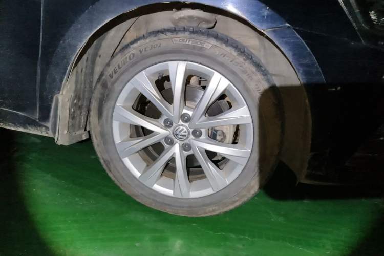 Used Volkswagen Lavida 2015 1.6L Automatic Comfort Edition Right Front Wheel Hub