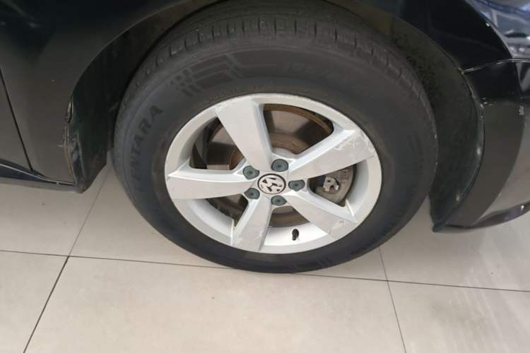 Used Volkswagen Lavida 2015 1.6L Automatic Fashion Edition Right Front Wheel Hub