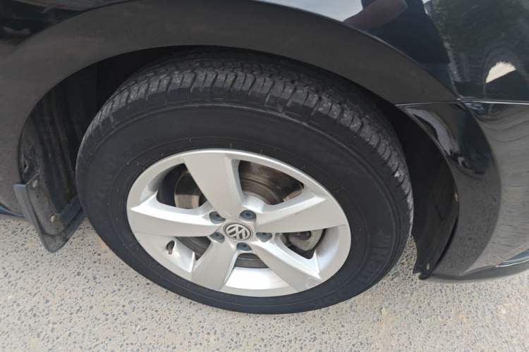 Used Volkswagen Lavida 2015 1.6L Manual Fashion Edition Right Front Wheel Hub