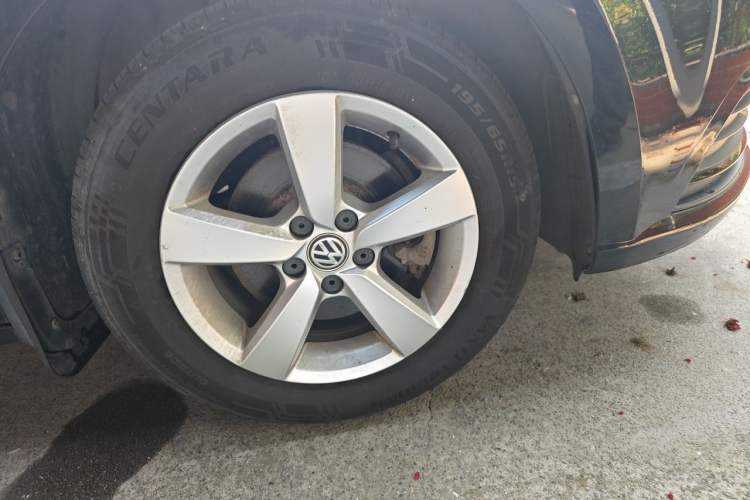 Used Volkswagen Lavida 2015 1.6L Manual Fashion Edition Right Front Wheel Hub