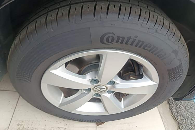 Used Volkswagen Lavida 2015 1.6L Automatic Fashion Edition Right Front Wheel Hub