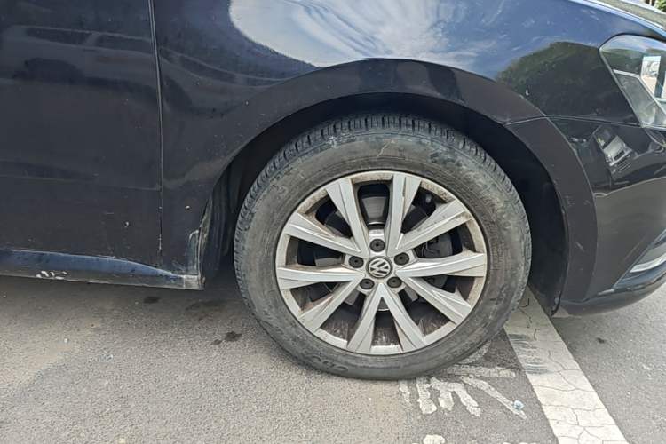 Used Volkswagen Lavida 2015 230TSI DSG Comfort Edition Right Front Wheel Hub