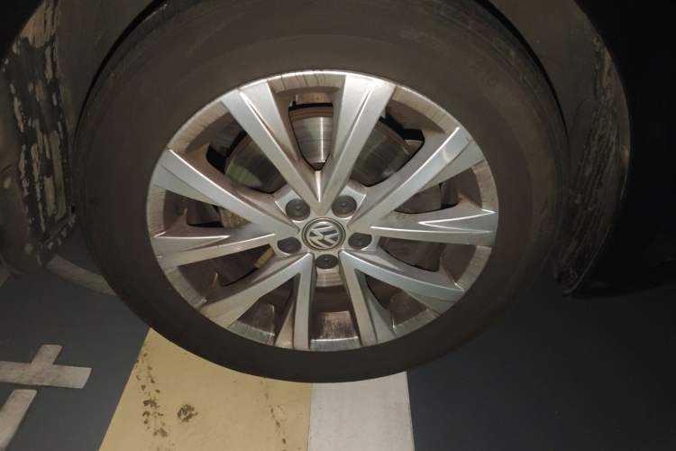 Used Volkswagen Lavida 2015 230TSI DSG Comfort Edition Right Front Wheel Hub