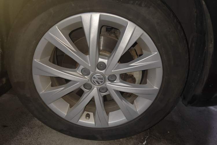 Used Volkswagen Lavida 2015 1.6L Automatic Comfort Edition Right Front Wheel Hub