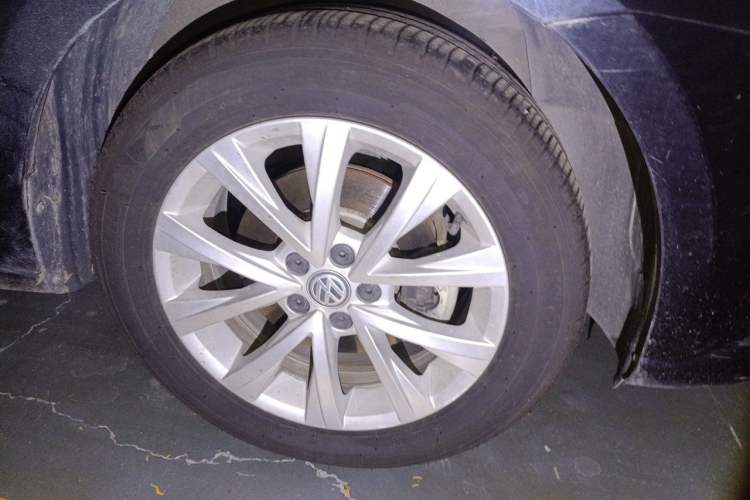 Used Volkswagen Lavida 2015 1.6L Automatic Comfort Edition Right Front Wheel Hub