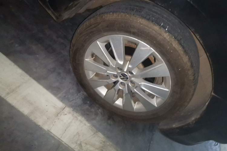 Used Volkswagen Lavida 2015 1.6L Automatic Comfort Edition Right Front Wheel Hub