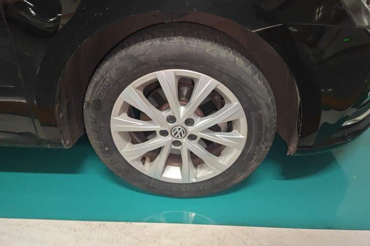 Used Volkswagen Lavida 2015 1.6L Manual Comfort Edition Right Front Wheel Hub