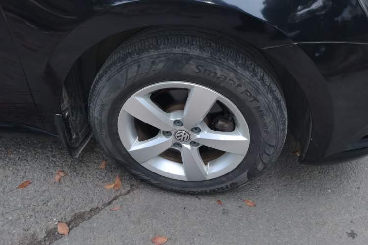Used Volkswagen Lavida 2015 1.6L Manual Fashion Edition Right Front Wheel Hub