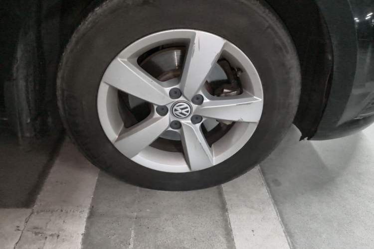 Used Volkswagen Lavida 2015 1.6L Automatic Fashion Edition Right Front Wheel Hub