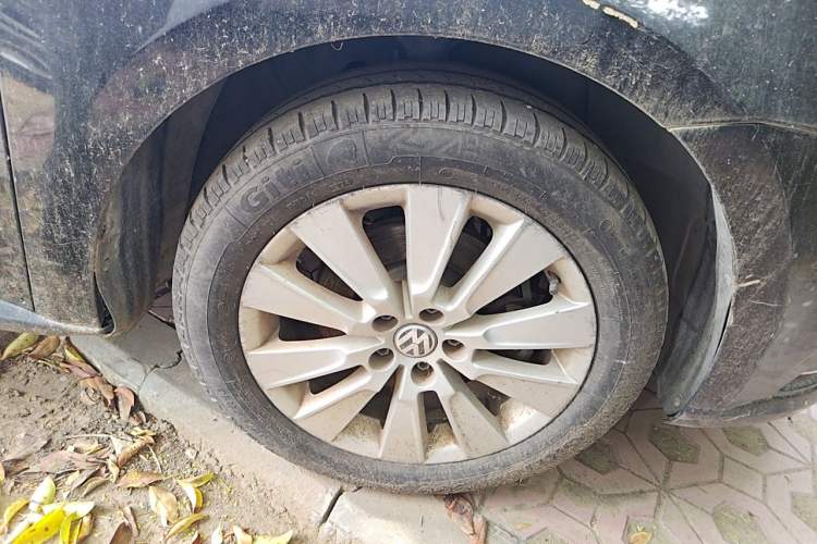 Used Volkswagen Lavida 2015 1.6L Automatic Luxury Edition Right Front Wheel Hub