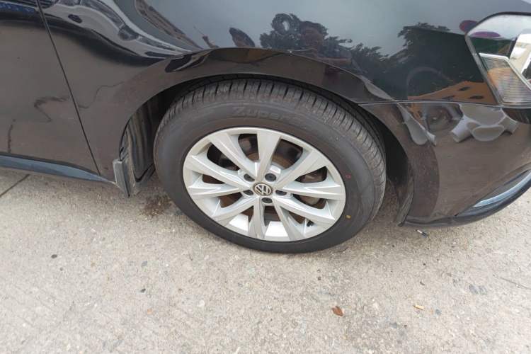 Used Volkswagen Lavida 2015 1.6L Manual Comfort Edition Right Front Wheel Hub