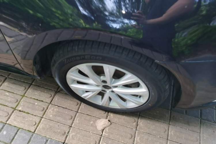 Used Volkswagen Lavida 2015 1.6L Automatic Comfort Edition Right Front Wheel Hub