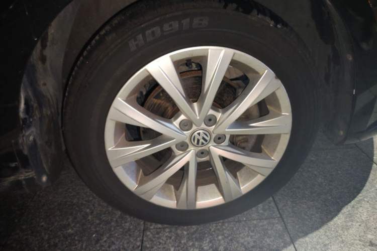 Used Volkswagen Lavida 2015 230TSI DSG Comfort Edition Right Front Wheel Hub
