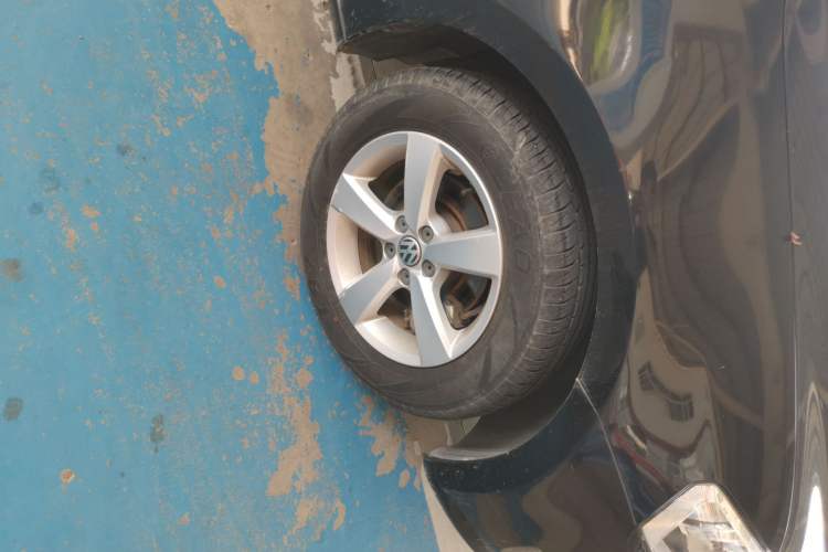 Used Volkswagen Lavida 2015 1.6L Automatic Fashion Edition Right Front Wheel Hub