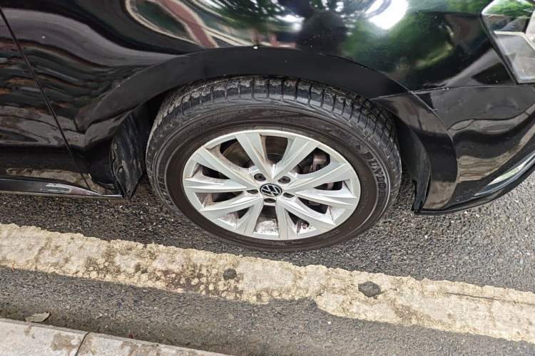 Used Volkswagen Lavida 2015 230TSI DSG Comfort Edition Right Front Wheel Hub