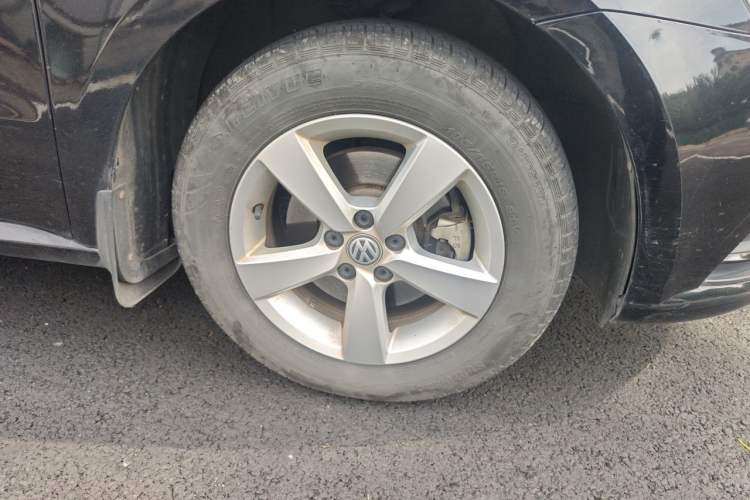 Used Volkswagen Lavida 2015 1.6L Automatic Fashion Edition Right Front Wheel Hub