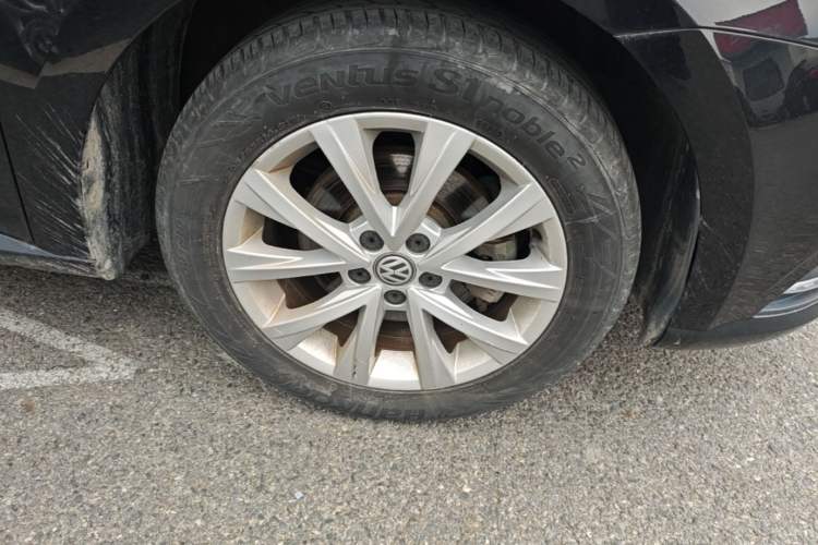 Used Volkswagen Lavida 2015 1.6L Automatic Comfort Edition Right Front Wheel Hub