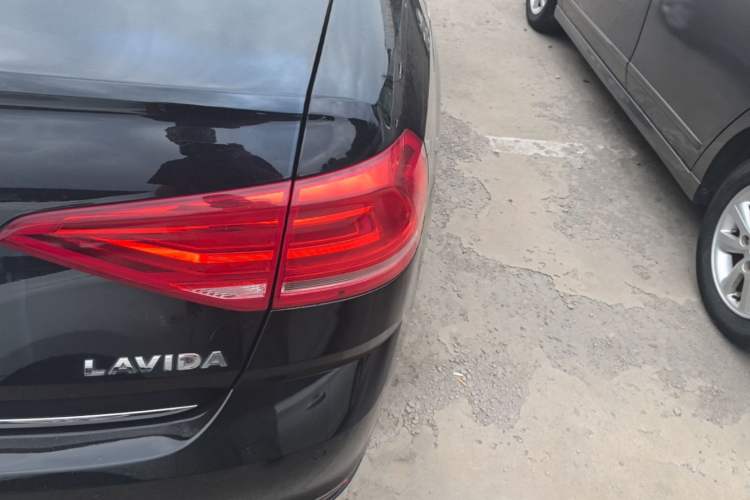 Used Volkswagen Lavida 2015 1.6L Automatic Comfort Edition Right Rear Taillight
