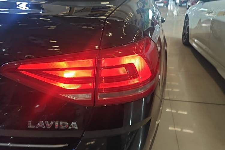 Used Volkswagen Lavida 2015 1.6L Automatic Comfort Edition Right Rear Taillight