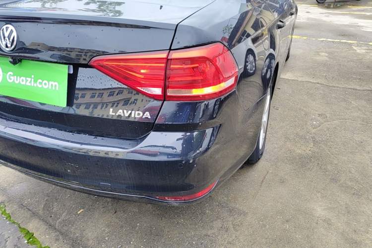 Used Volkswagen Lavida 2015 1.6L Automatic Fashion Edition Right Rear Taillight