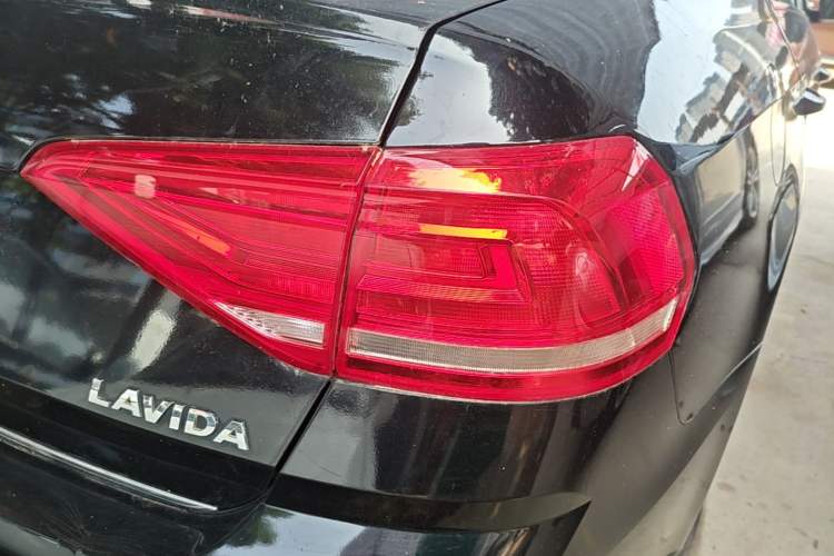 Used Volkswagen Lavida 2015 1.6L Automatic Comfort Edition Right Rear Taillight