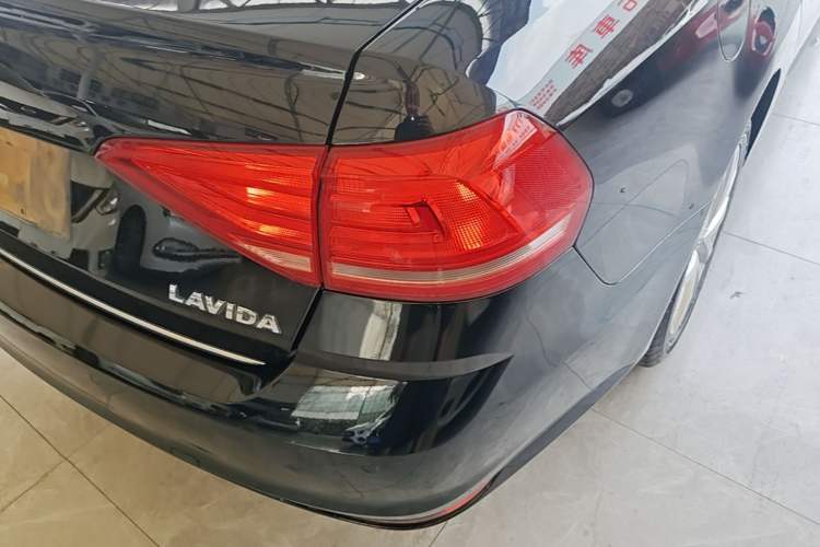 Used Volkswagen Lavida 2015 1.6L Automatic Comfort Edition Right Rear Taillight