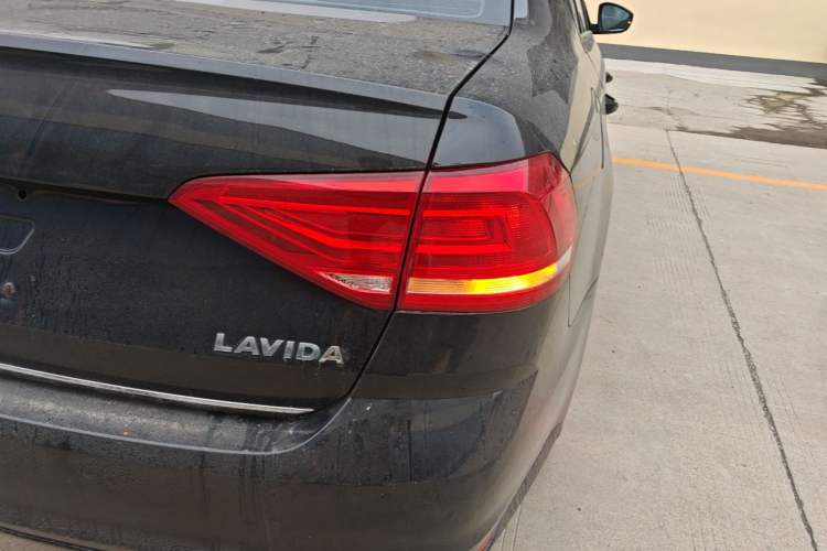 Used Volkswagen Lavida 2015 1.6L Manual Comfort Edition Right Rear Taillight