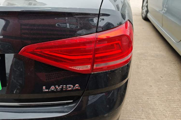 Used Volkswagen Lavida 2015 1.6L Automatic Fashion Edition Right Rear Taillight